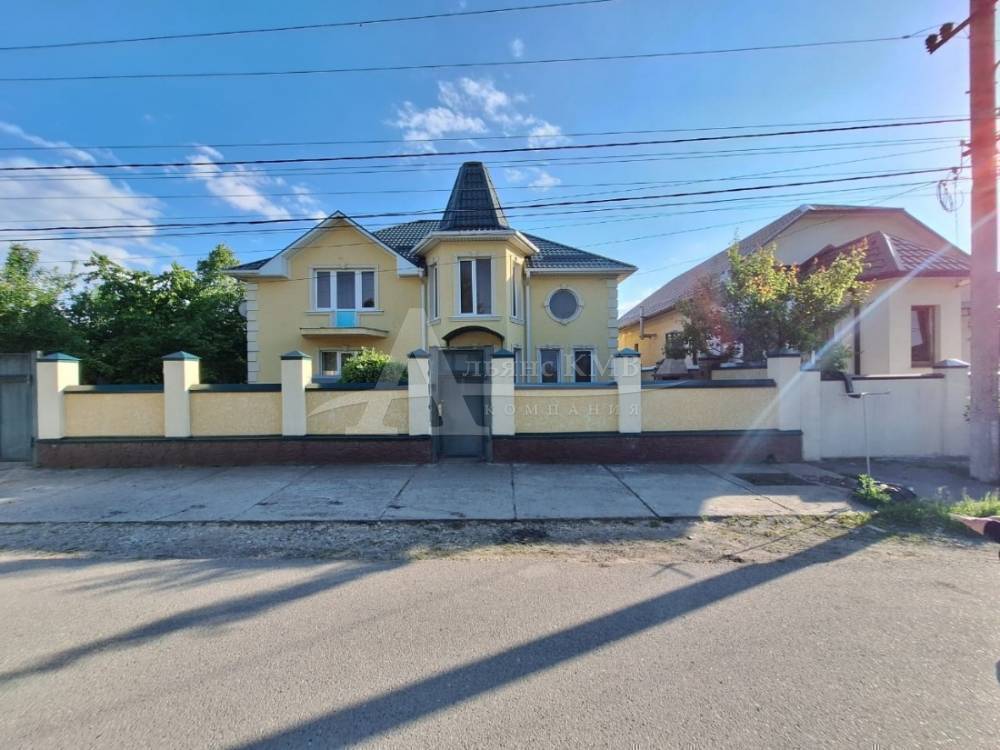 Ставропольский край, Ессентуки, Цветочная ул.; Дом 240м² на участке 7 сот. 2 эт.