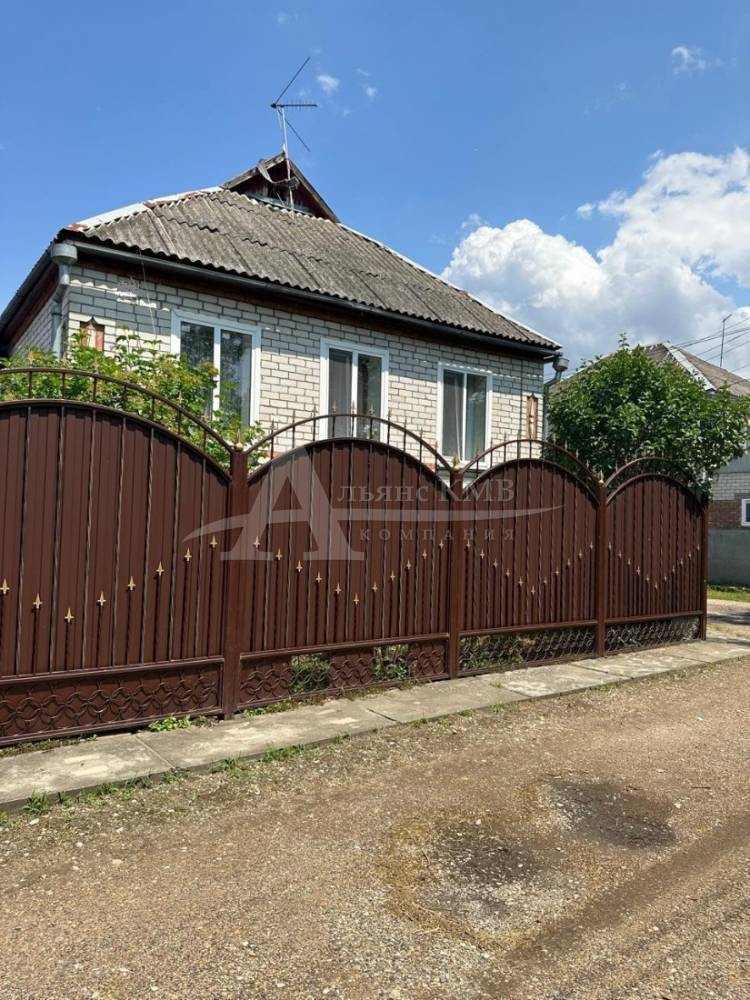 Ставропольский край, Георгиевск, Кирова ул.; Дом 136,20м² на участке 8 сот. 2/2 эт.