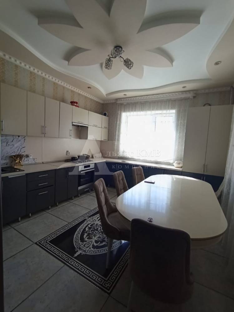 Ставропольский край, Георгиевск, Ленина ул.; Дом 240м² на участке 20 сот. 2 эт.
