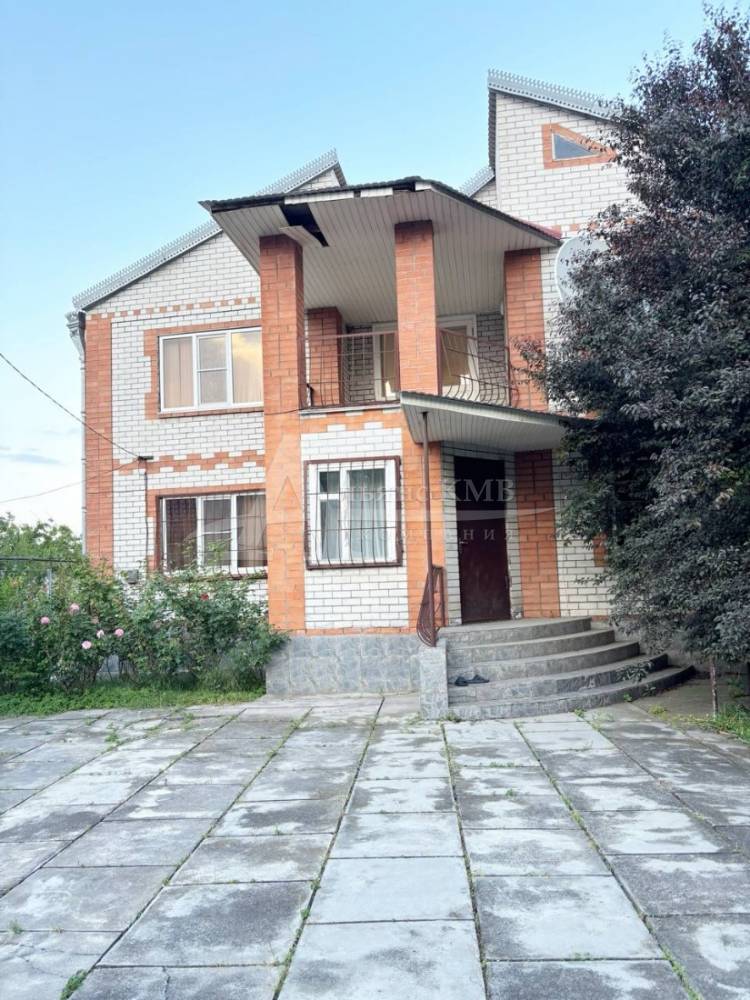 Ставропольский край, Новопавловск, Красная ул.; Дом 293,50м² на участке 11,30 сот. 1 эт.