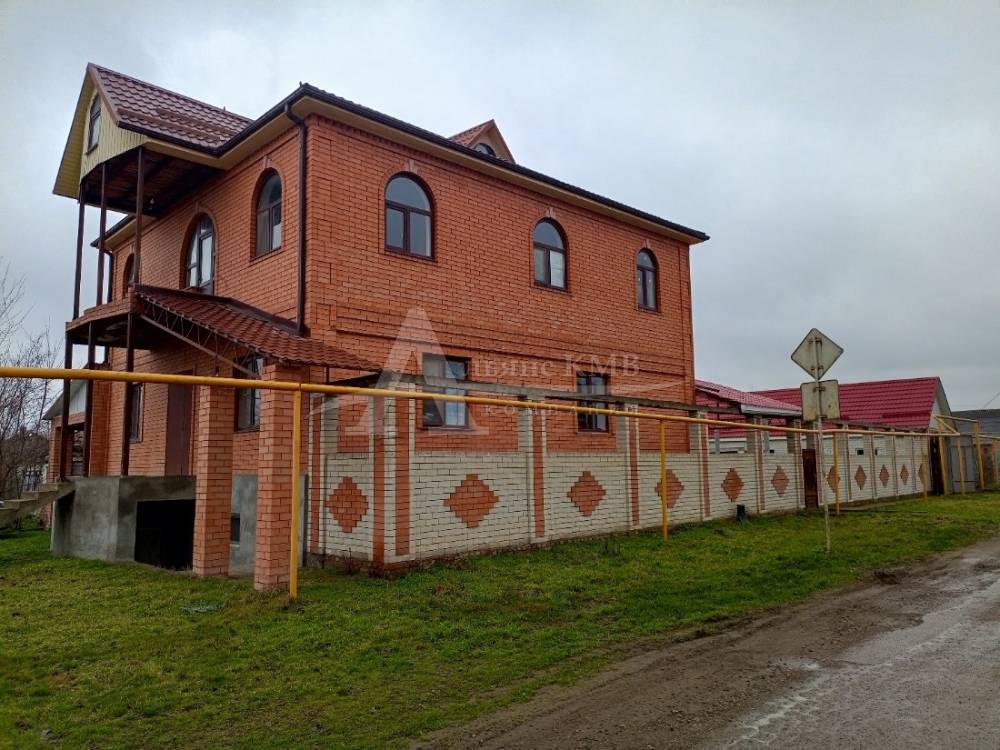 Ставропольский край, Георгиевск, Кооперативная ул.; Дом 349м² на участке 5 сот. 3 эт.