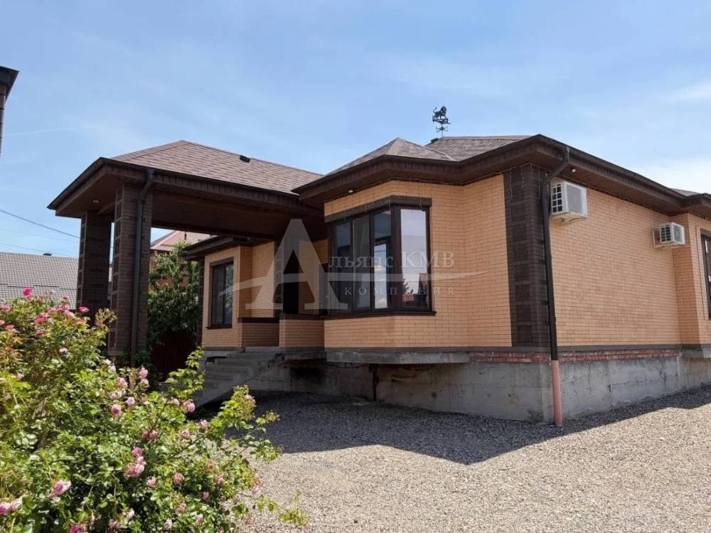 Ставропольский край, Минеральные Воды, Ромашковый пер.; Дом 220м² на участке 6 сот. 1/1 эт.